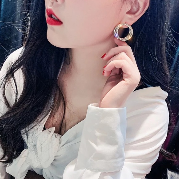 🌟 Rhinestone Silver Tone Circle Earrings - Picture 2 of 6